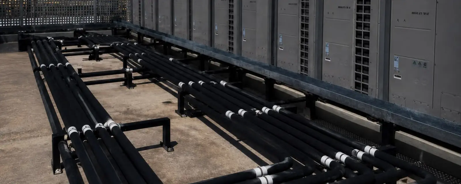 Cobertura com bateria de condensadoras VRF e tubulação frigorígena executada pela CLIMA-AR
