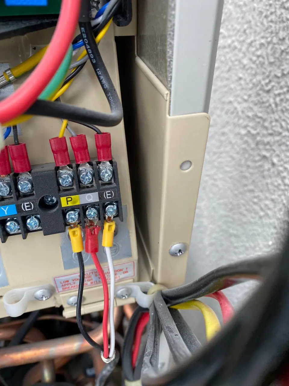 Régua de bornes e ligação elétrica do equipamento