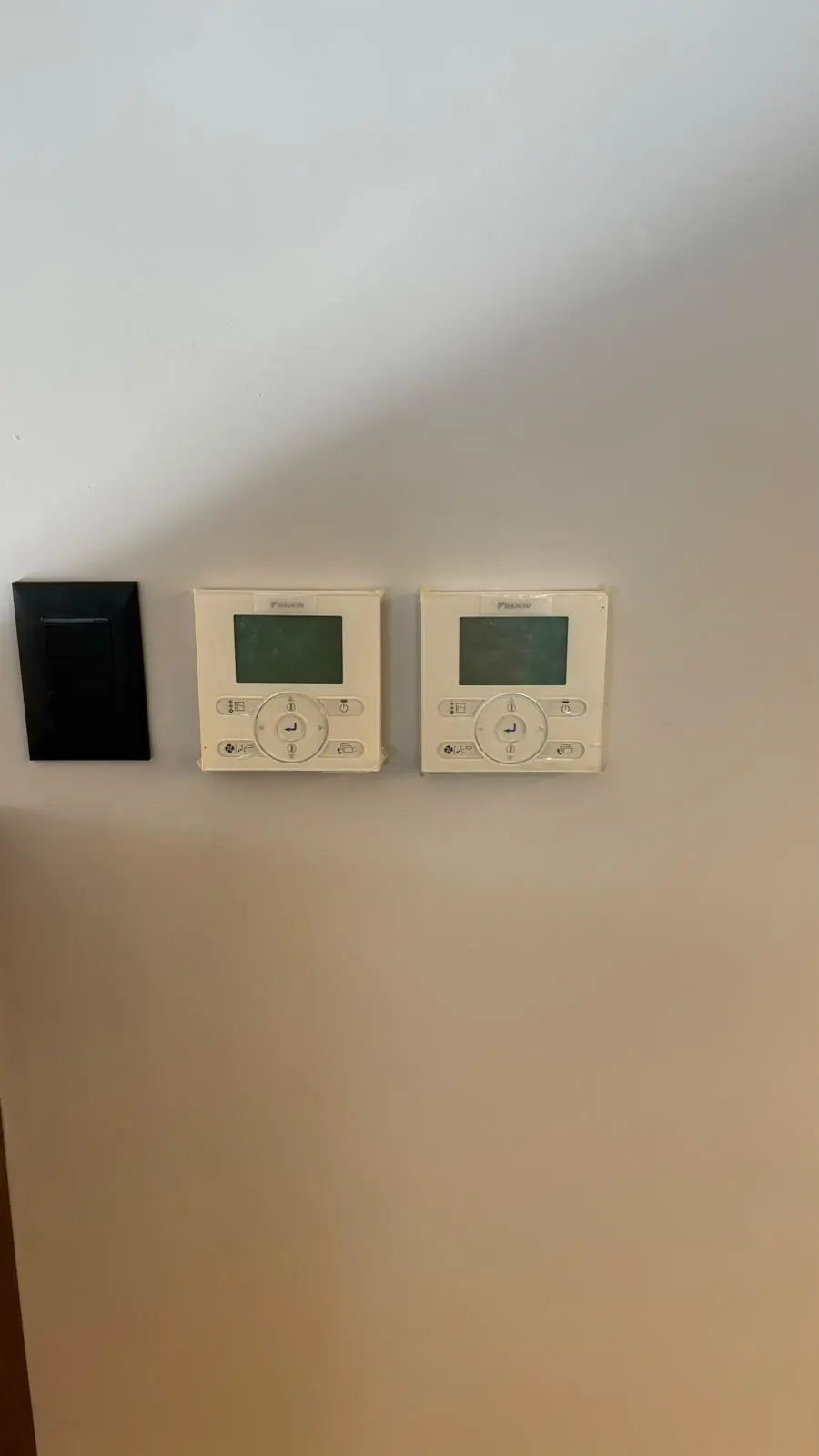 Controles Daikin instalados em ambiente acabado