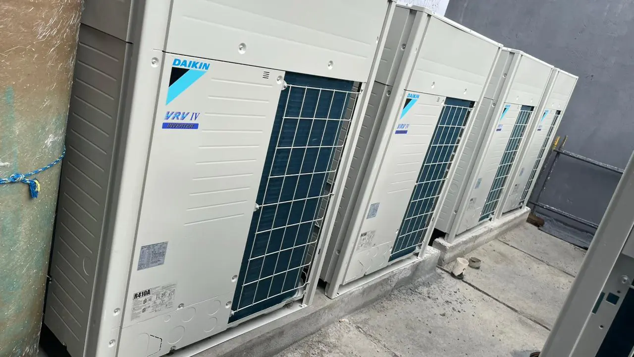Bateria de condensadoras Daikin VRV IV instaladas pela CLIMA-AR