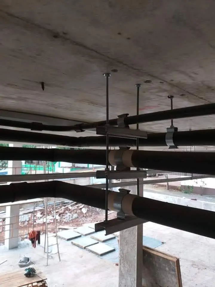 Tubulação isolada e suportes executados em obra