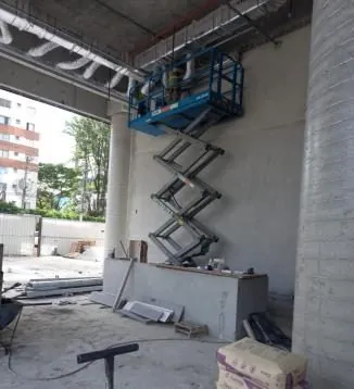 Instalação em área comum com plataforma elevatória