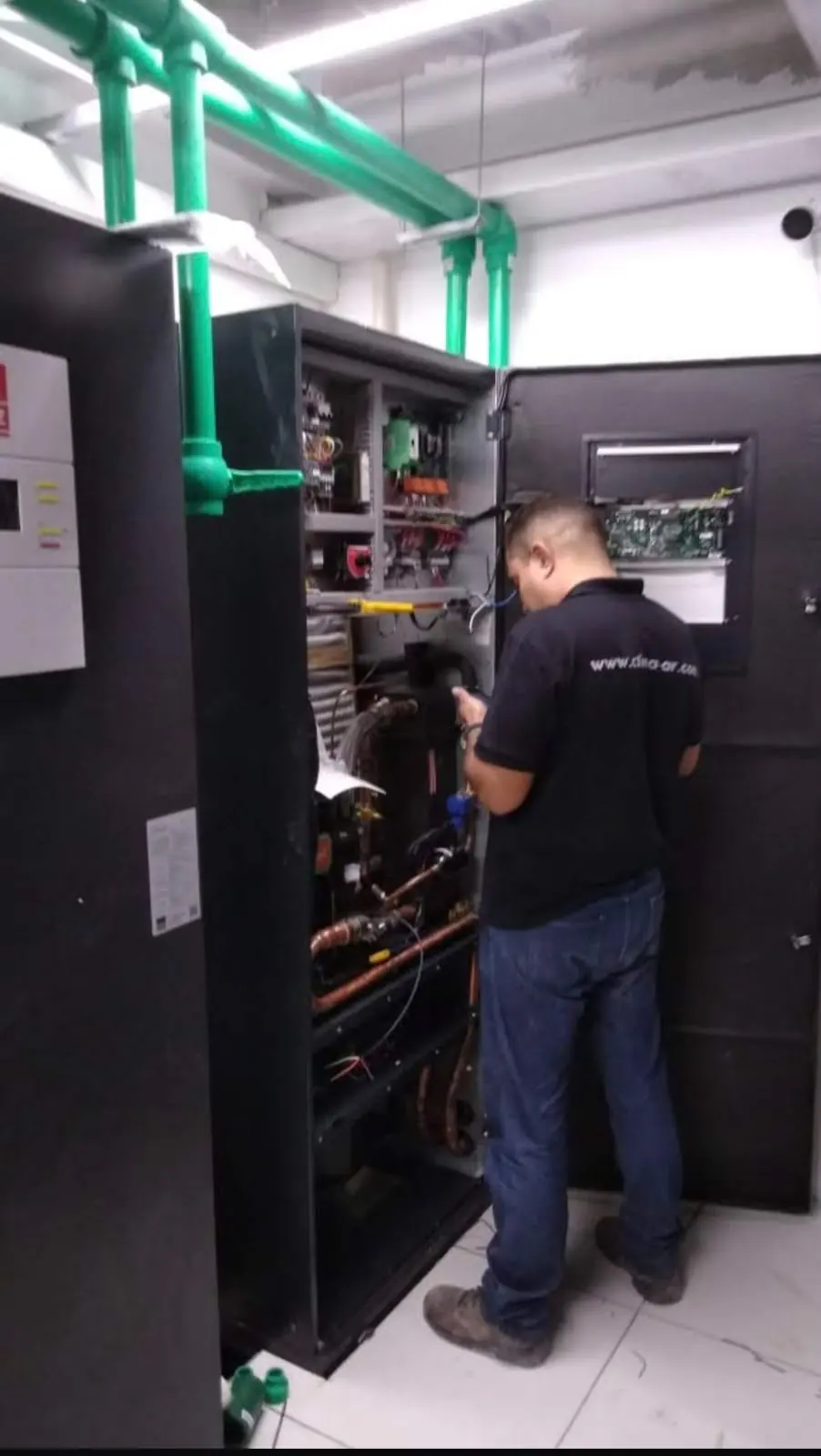 Técnico da CLIMA-AR em manutenção de self-contained