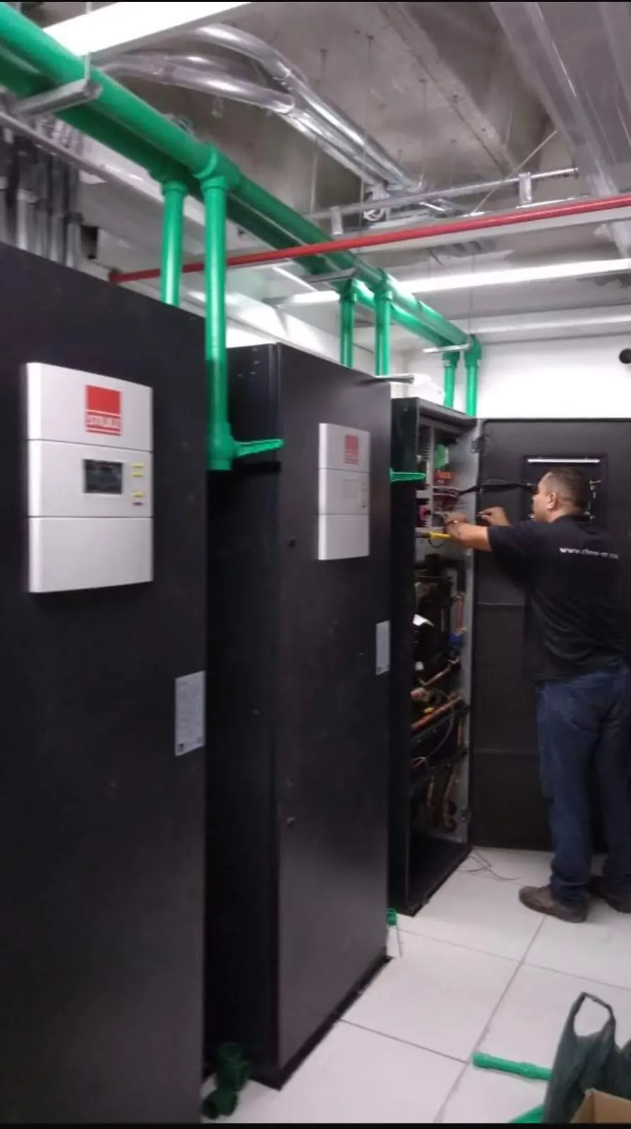 Sala técnica com equipamentos self-contained de precisão mantidos pela CLIMA-AR