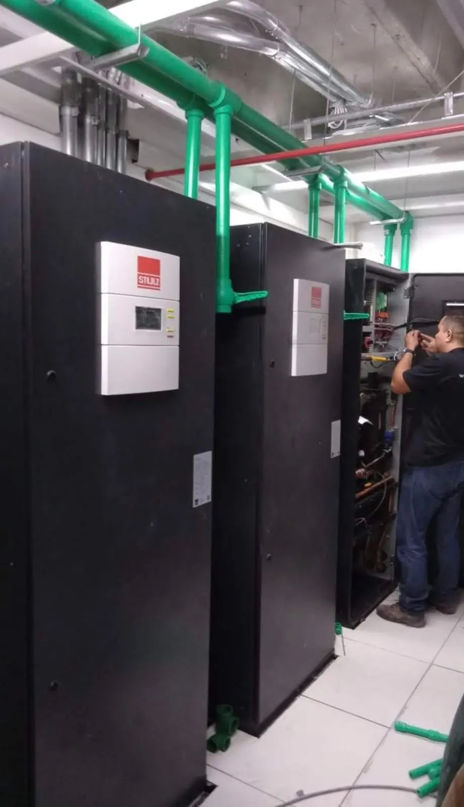 Quadro elétrico e circuito frigorígeno de self-contained