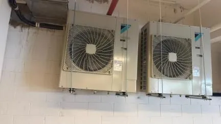 Condensadoras em bateria na cobertura